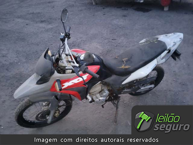 LOTE 049 HONDA XRE 300 